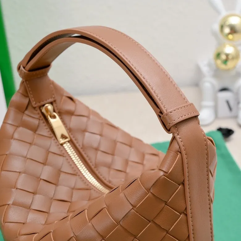 Batch 1360 #BvWallace Shoulder Lunch Bag 🔥 A lunch box bag that you can just grab and go. It is made of classic intrecciato weaving technology and reflects the craftsmanship of Bottega. The entire bag is made of top-grade happa lambskin. It is very soft and lightweight. The small bag shape is cute and exquisite. The interior capacity is also very large and can be carried under the arm. It is quite practical! The bottom of the bag is made of gold metal to prevent wear and tear. The details are really good! Choose this elegant commuting bag for Zaoba people~ Size: 22x13x9.5, model number; 7748#
